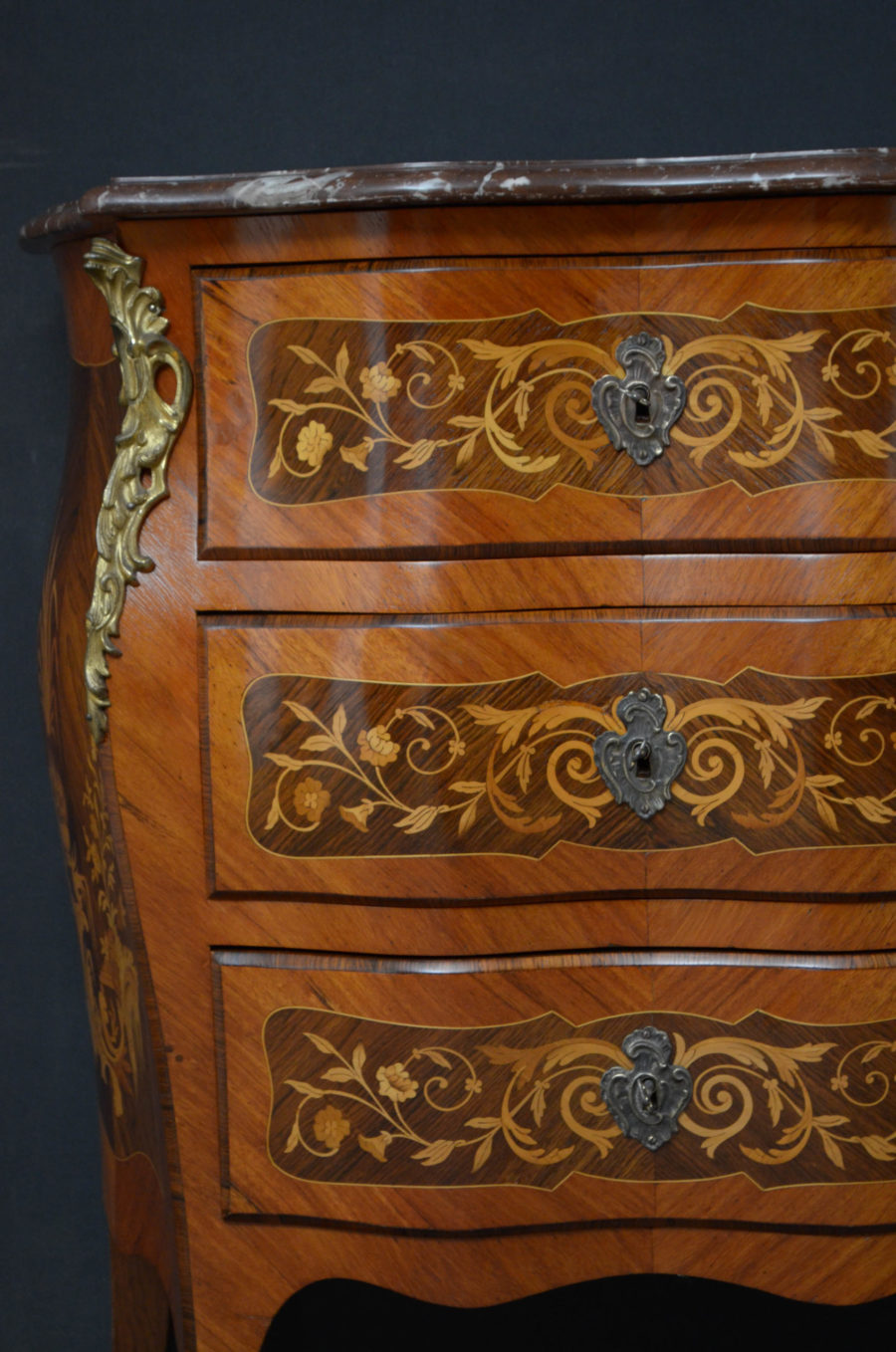 Turn of the Century Bombe Chest of Drawers in Tulipwood - Image 5