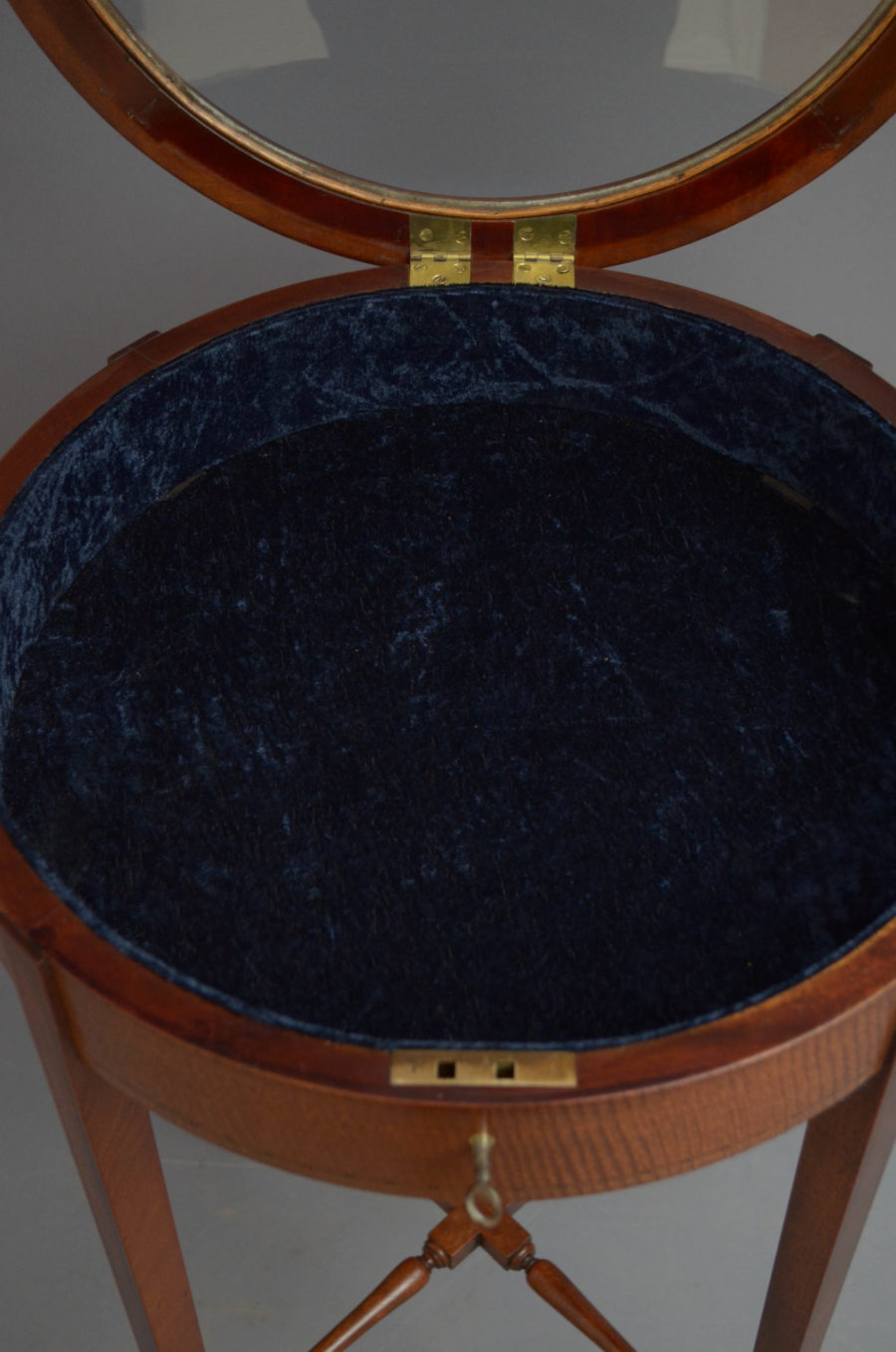 Edwardian Mahogany Display Table - Image 5