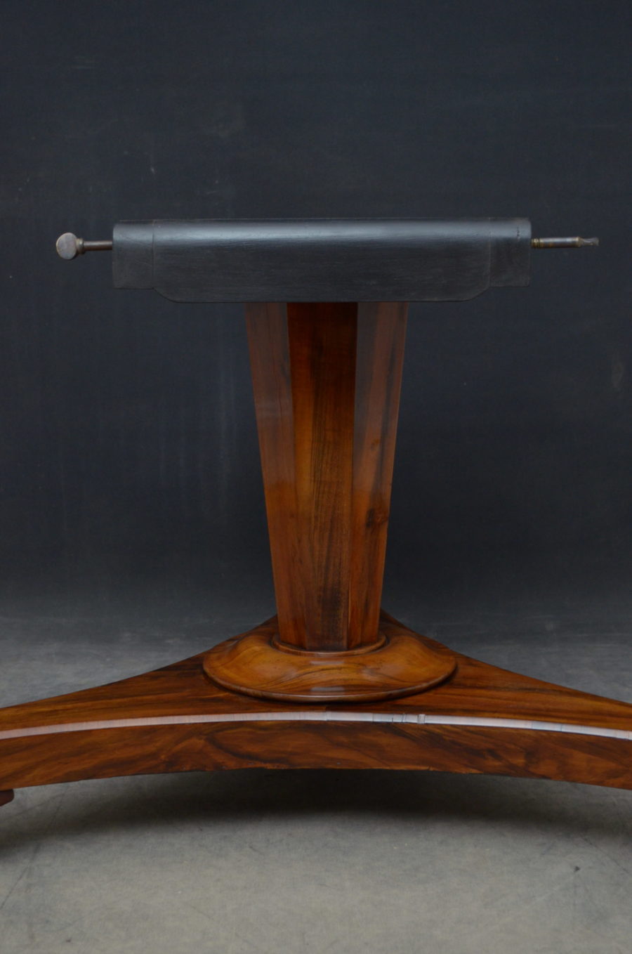 William IV Goncalo Alves Dining / Centre Table - Image 14
