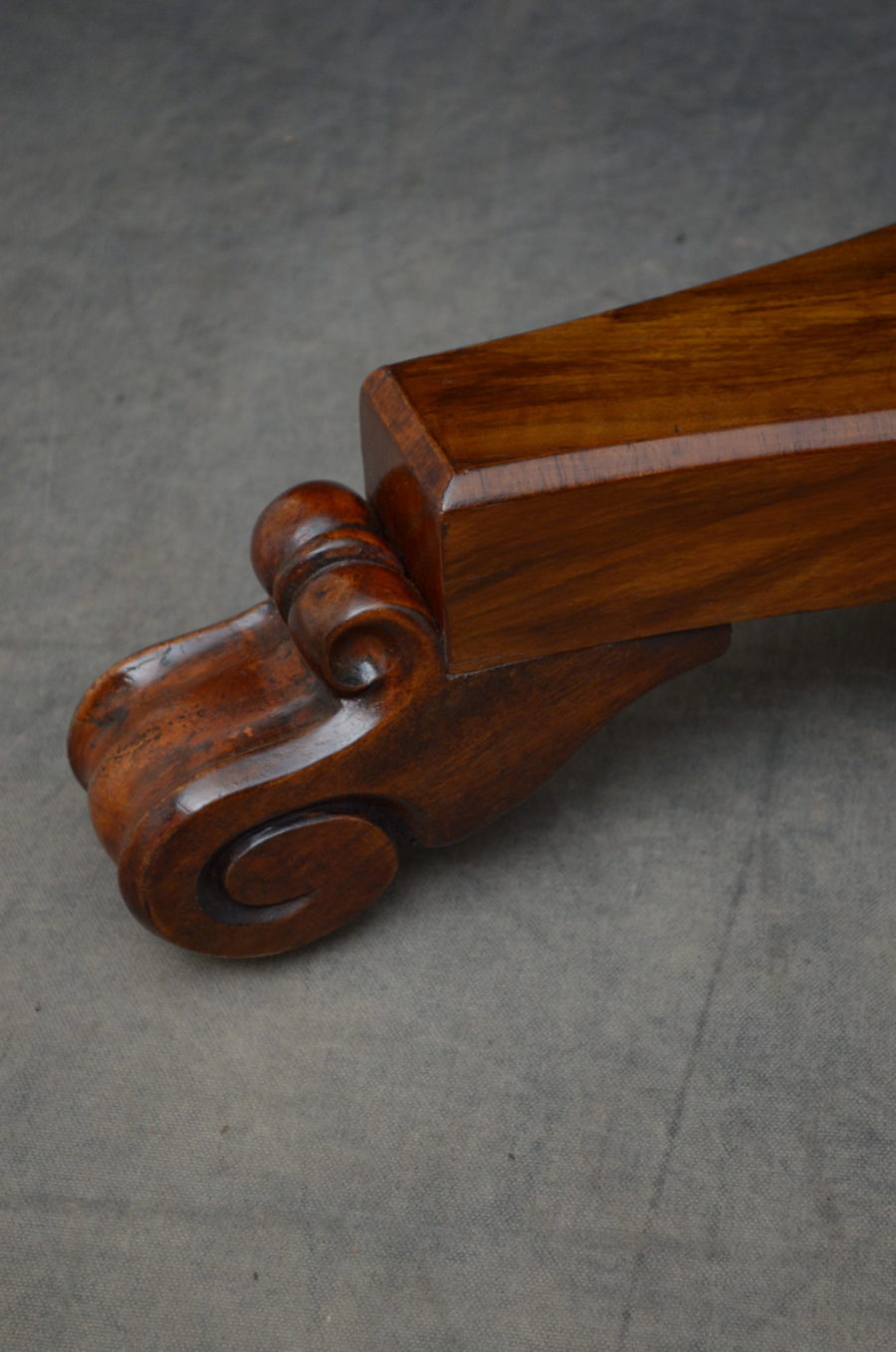 William IV Goncalo Alves Dining / Centre Table - Image 21