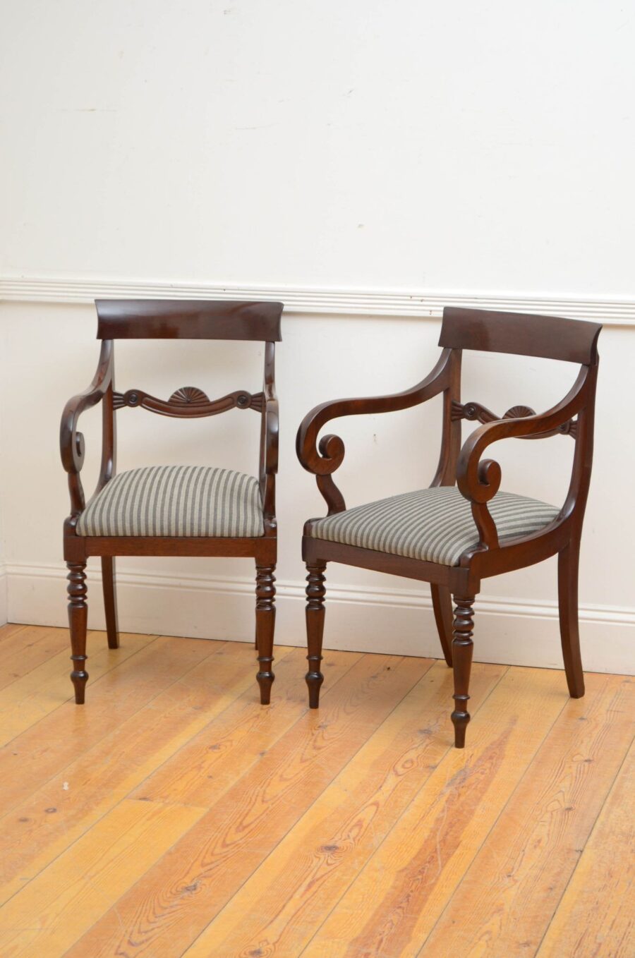 Pair of Fine William IV Carver Chairs in Mahogany
