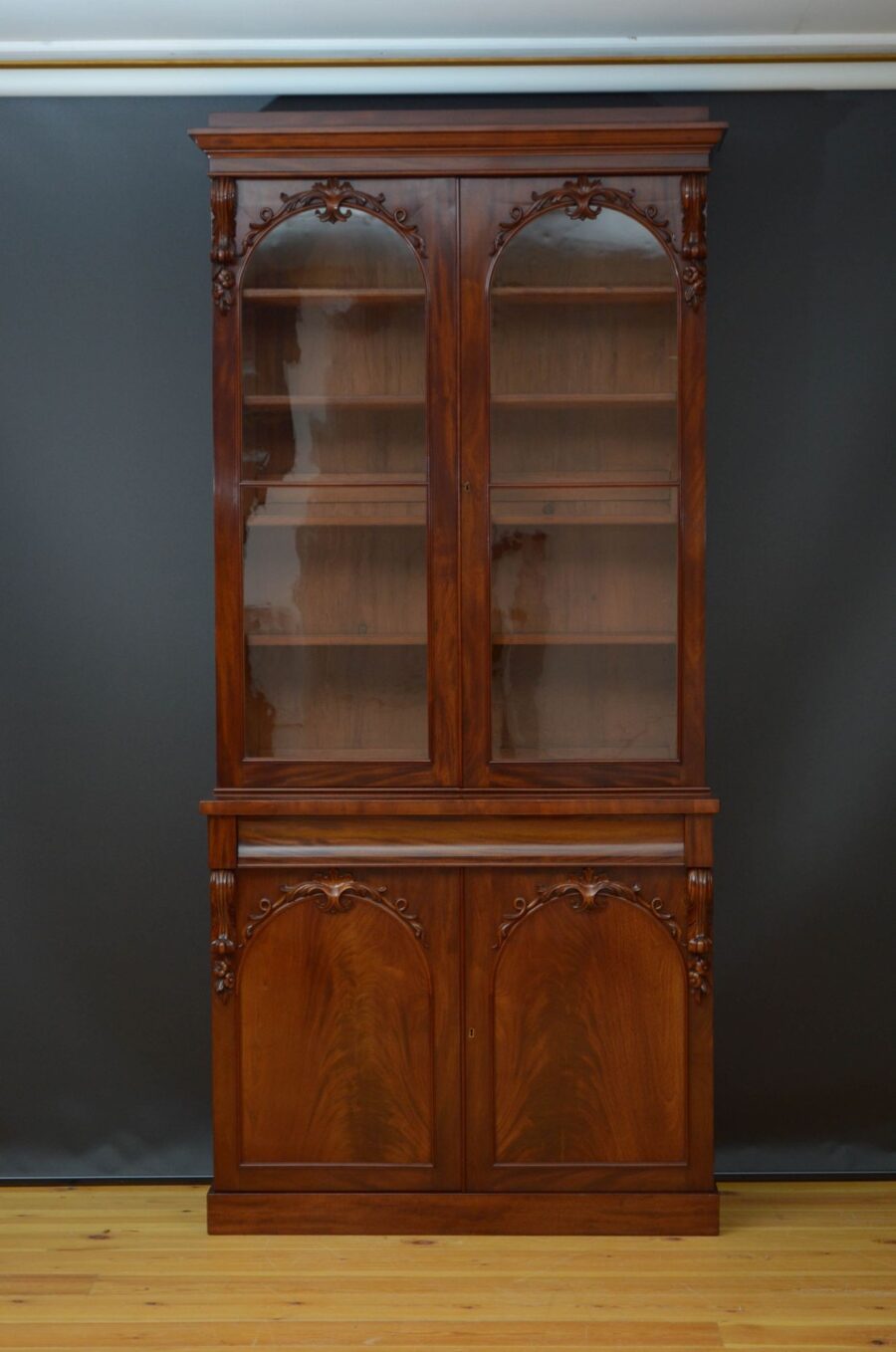 Fine Quality Victorian Bookcase in Mahogany - Image 2