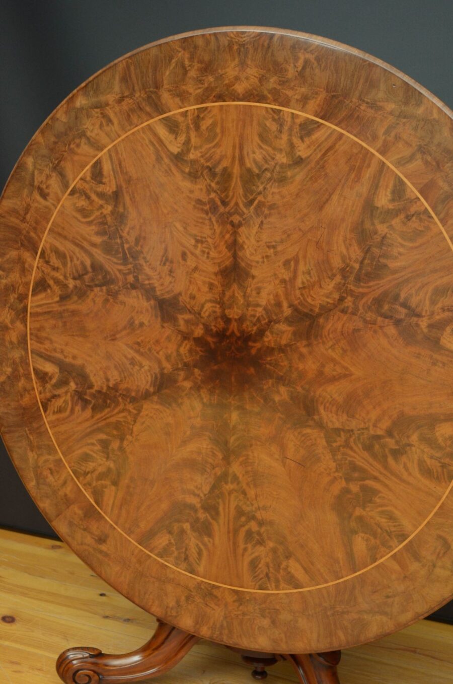 Outstanding Victorian Centre Table / Dining Table - Image 7