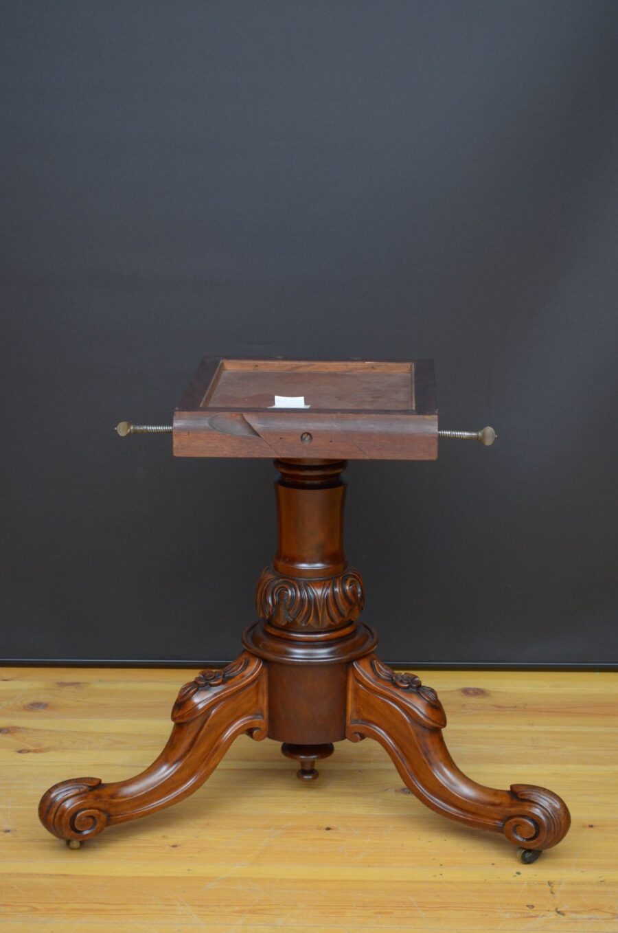 Outstanding Victorian Centre Table / Dining Table - Image 9