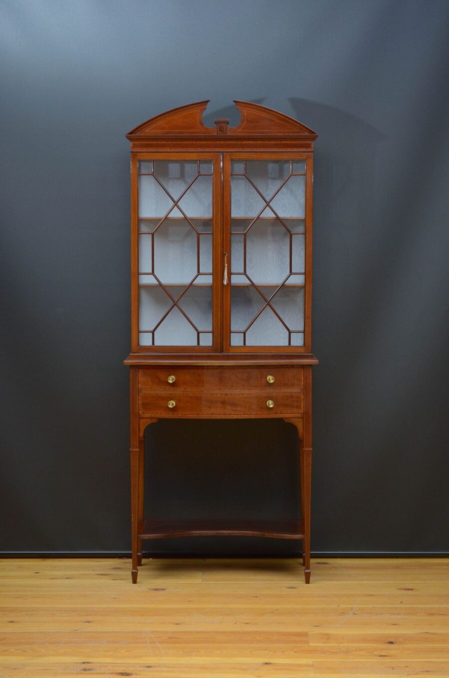 Fine Quality Edwardian Display Cabinet in Mahogany - Image 2