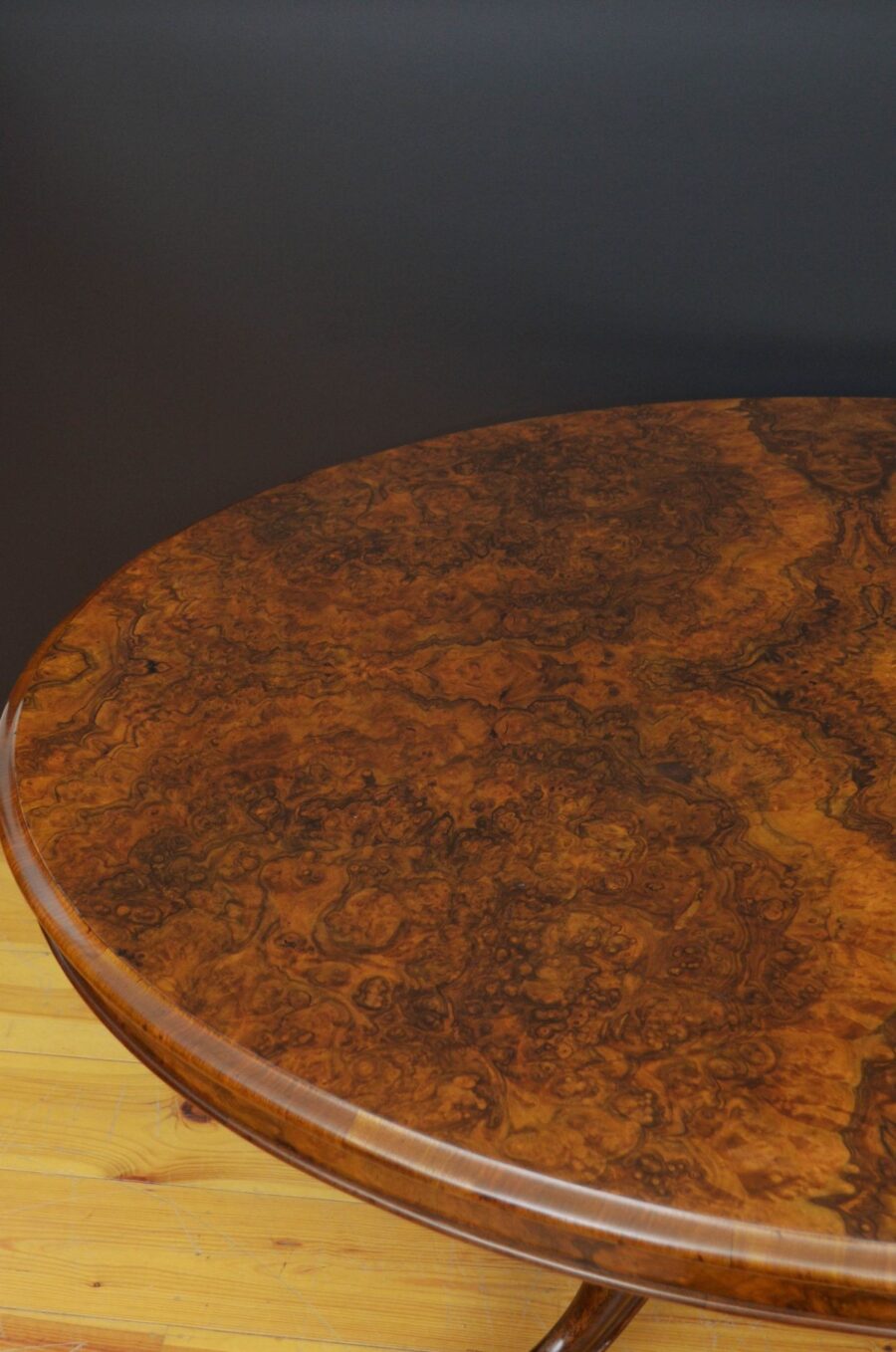 Victorian Burr Walnut Centre Table / Dining Table - Image 3
