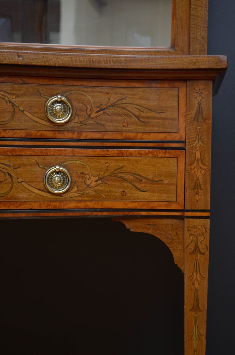 Fine Quality Edwardian Display Cabinet in Mahogany - Image 16