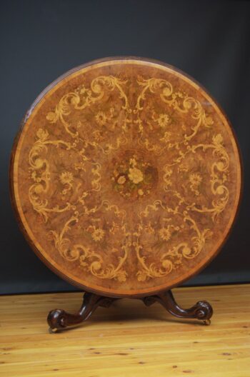 Outstanding Victorian Walnut Centre / Dining Table