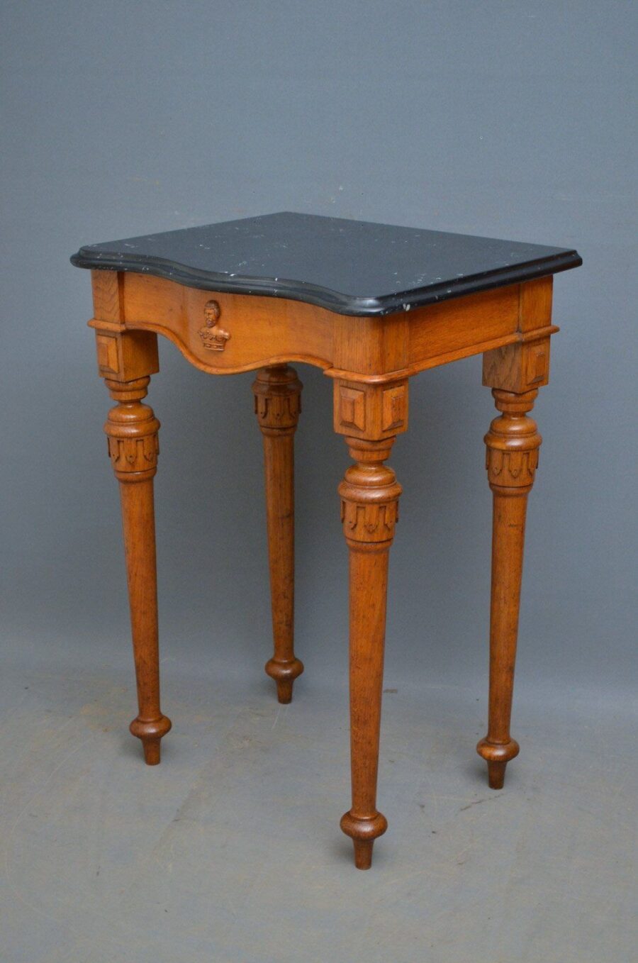 Stylish Victorian Console Table in Oak - Image 2