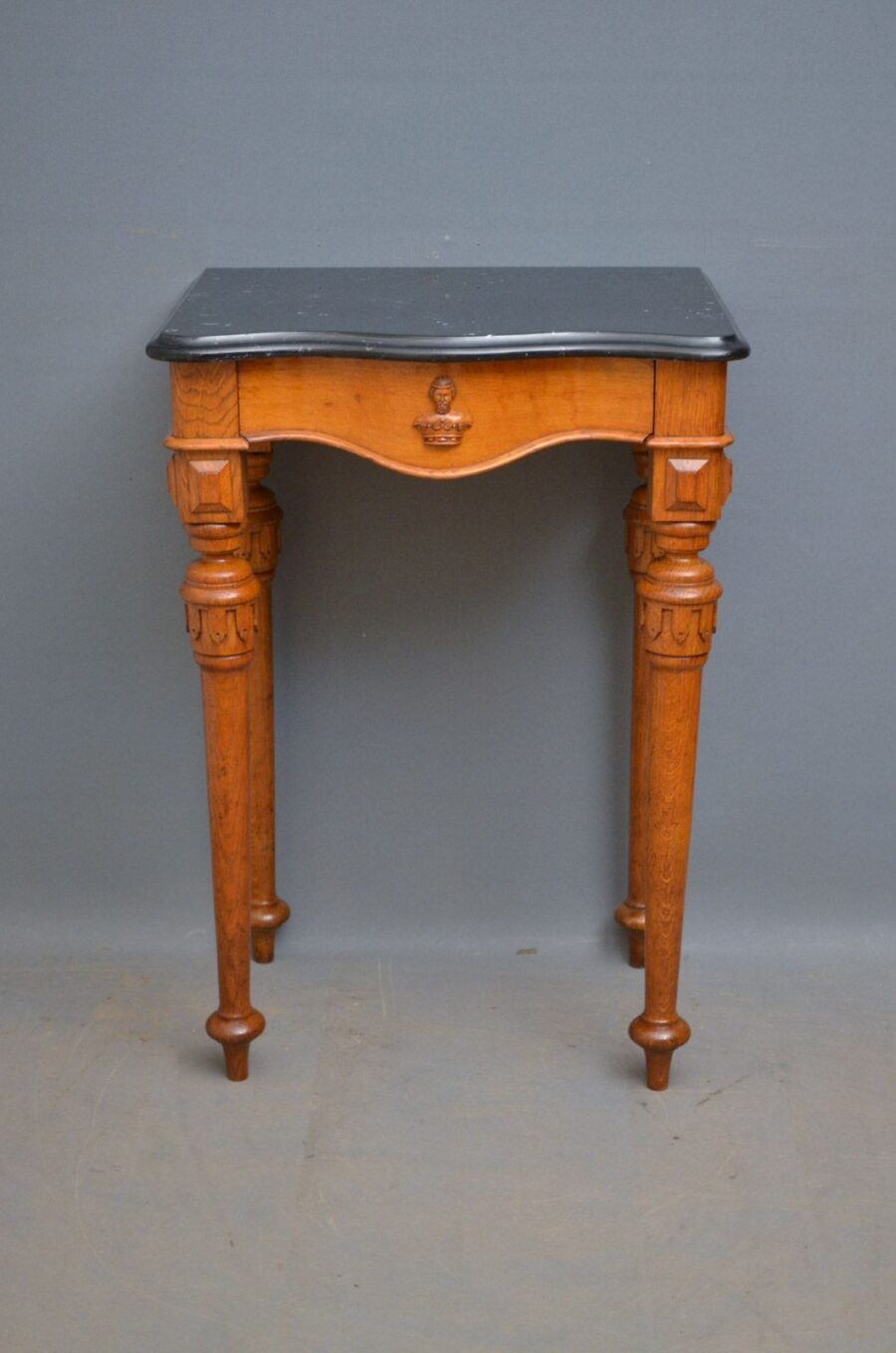 Stylish Victorian Console Table in Oak - Image 3