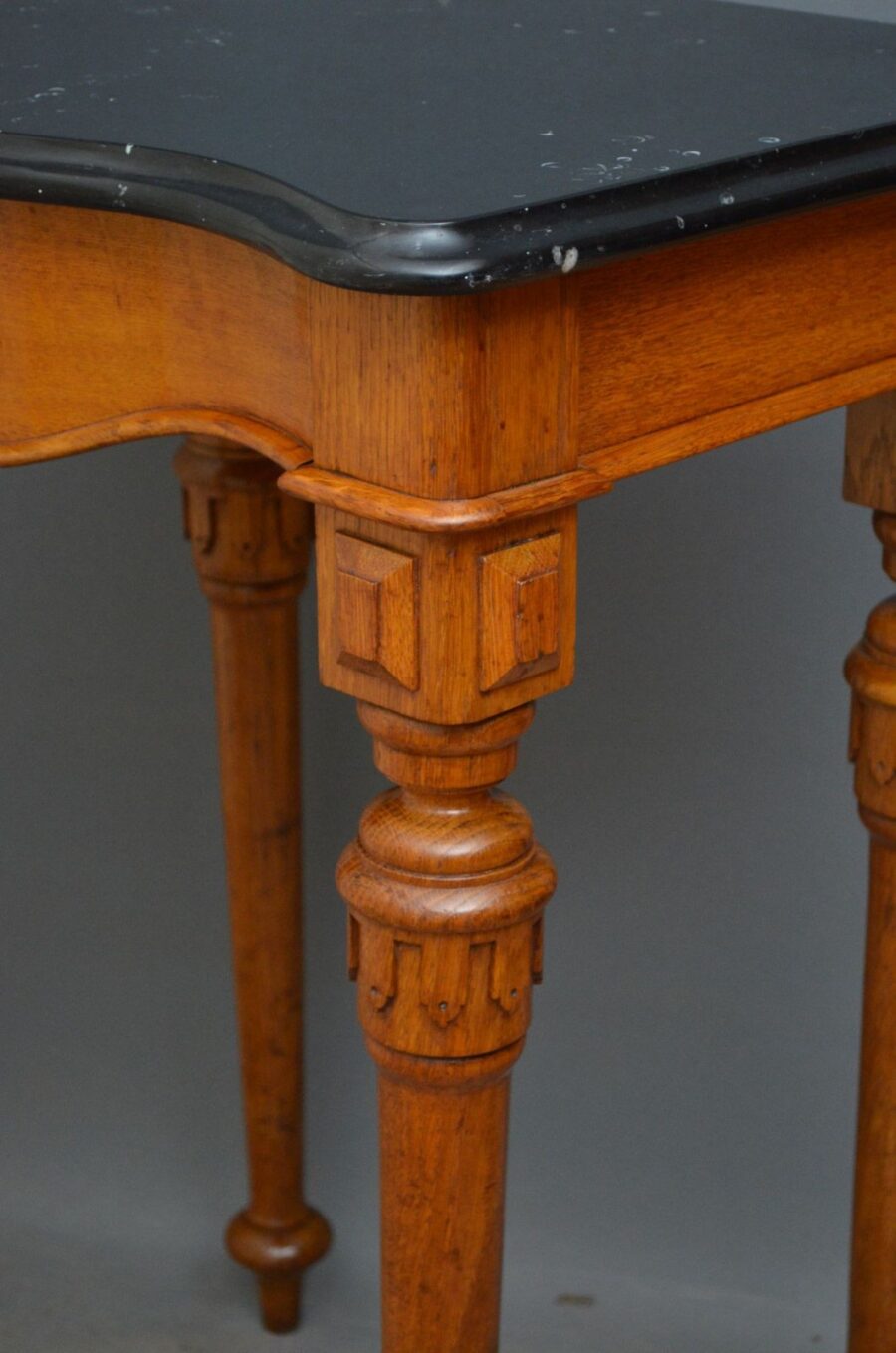 Stylish Victorian Console Table in Oak - Image 7