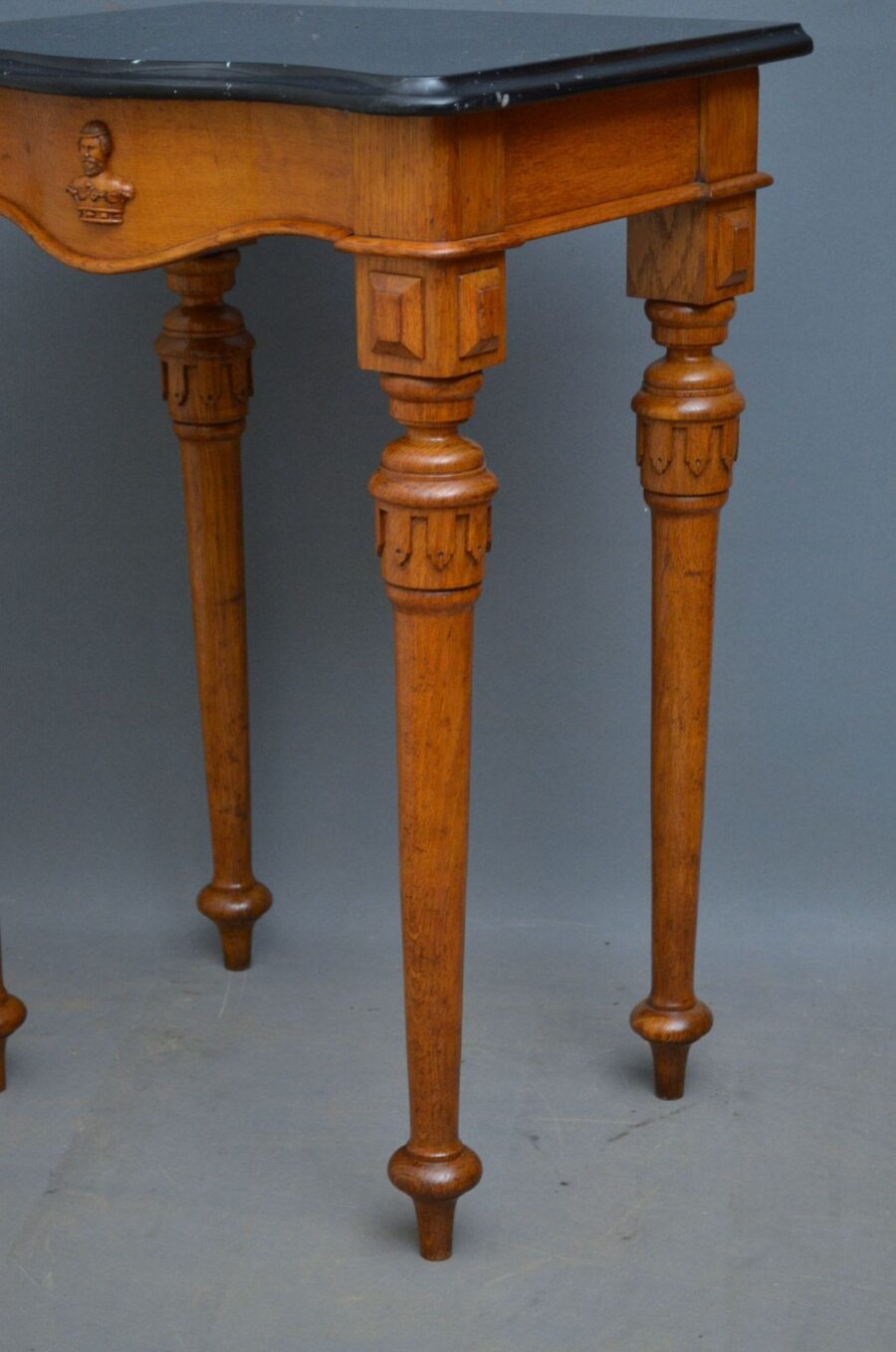 Stylish Victorian Console Table in Oak - Image 8