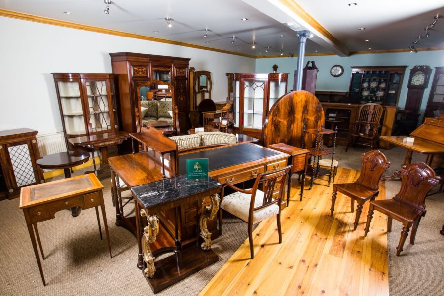 ATTRACTIVE CONTINENTAL OCCASIONAL TABLE - Image 8