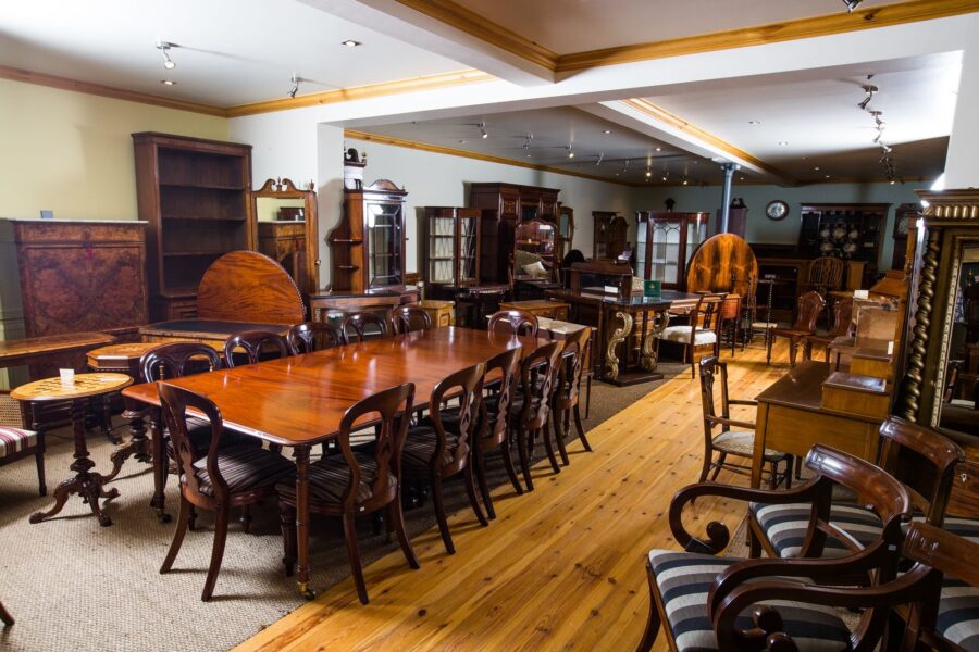 ATTRACTIVE CONTINENTAL OCCASIONAL TABLE - Image 9