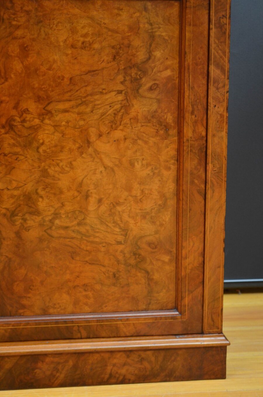 Superb English Victorian Chiffonier in Walnut - Image 13