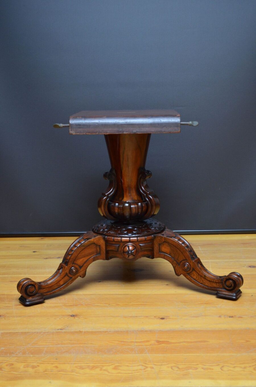 Victorian Rosewood Dining / Centre Table in The Manner of Robert Strahan & Co - Image 11