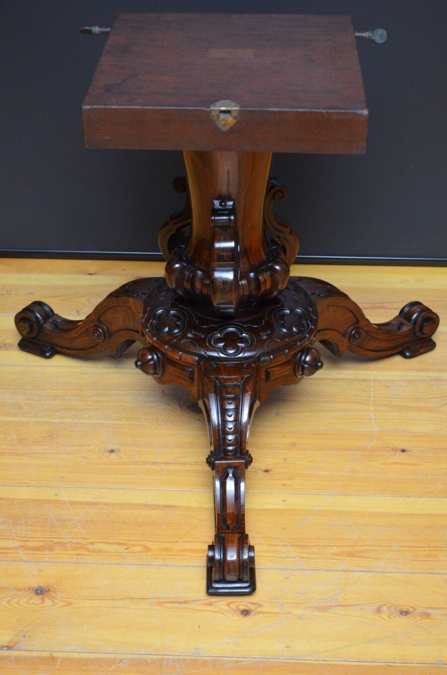 Victorian Rosewood Dining / Centre Table in The Manner of Robert Strahan & Co - Image 13