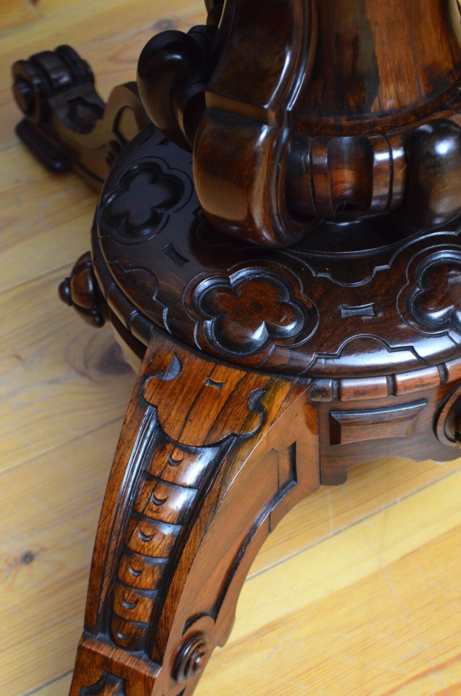 Victorian Rosewood Dining / Centre Table in The Manner of Robert Strahan & Co - Image 16
