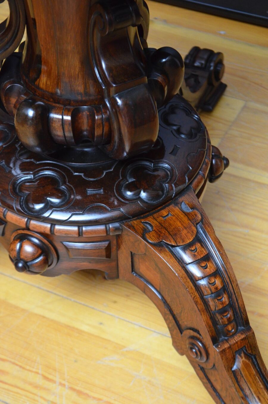 Victorian Rosewood Dining / Centre Table in The Manner of Robert Strahan & Co - Image 17