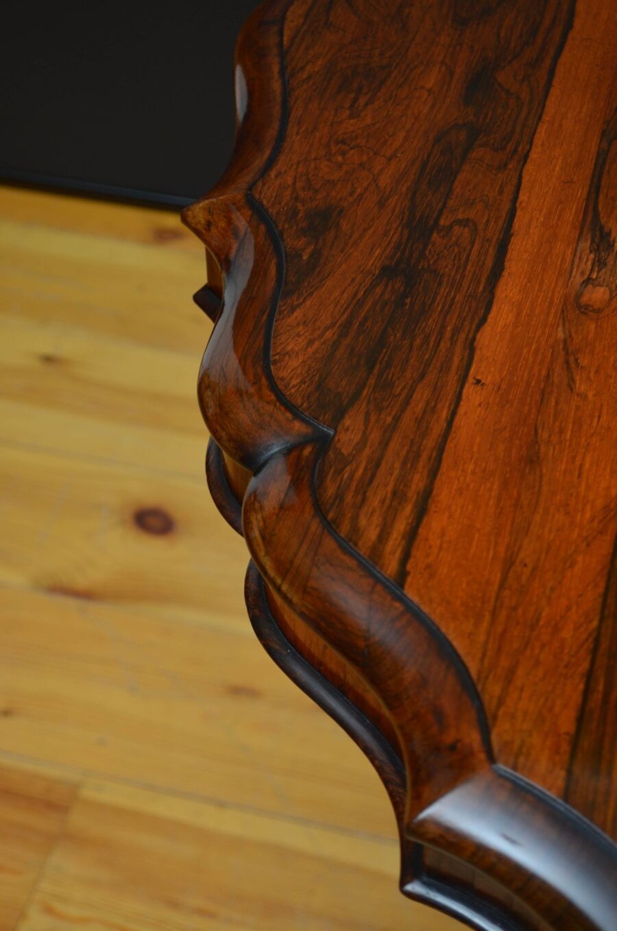 Victorian Rosewood Dining / Centre Table in The Manner of Robert Strahan & Co - Image 9