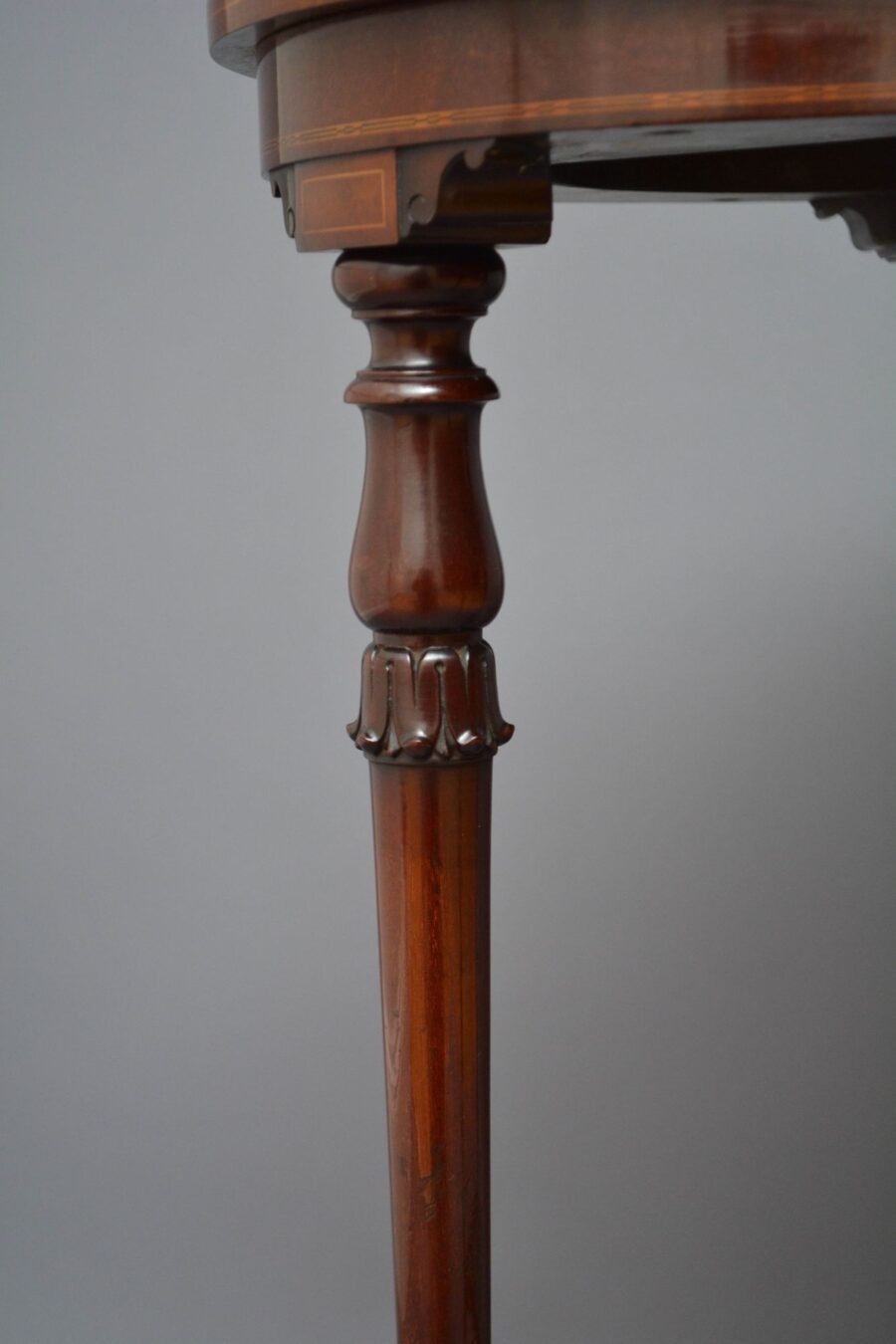 Exquisite Quality Edwardian Occasional Table in Mahogany - Image 14