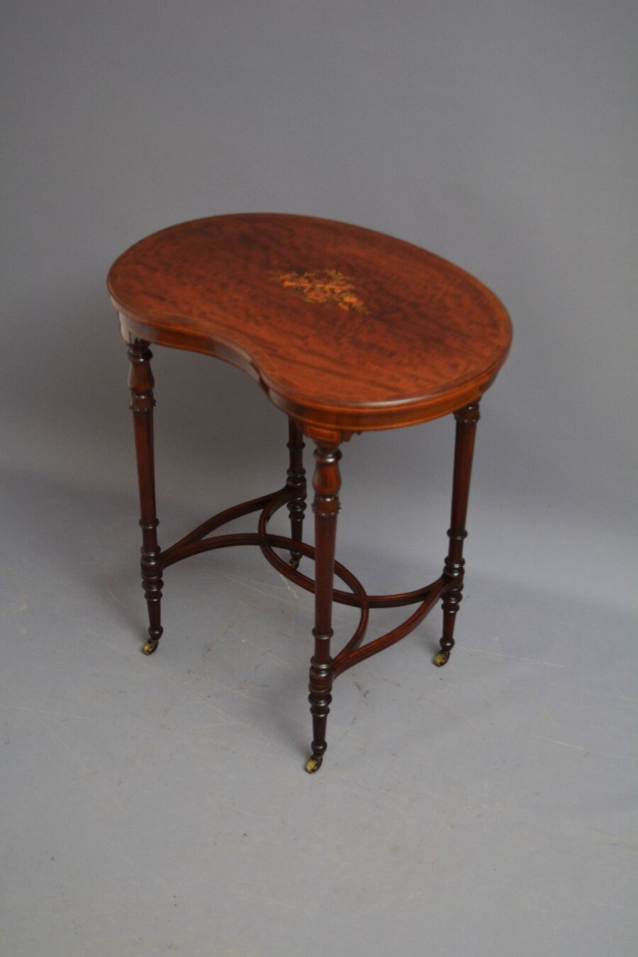 Exquisite Quality Edwardian Occasional Table in Mahogany - Image 2