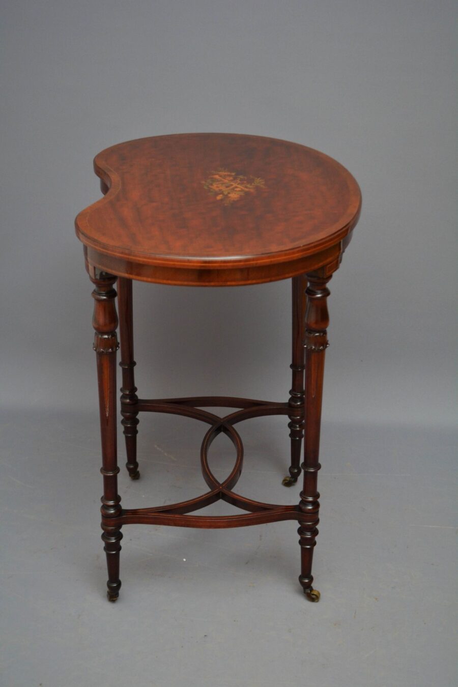 Exquisite Quality Edwardian Occasional Table in Mahogany - Image 3