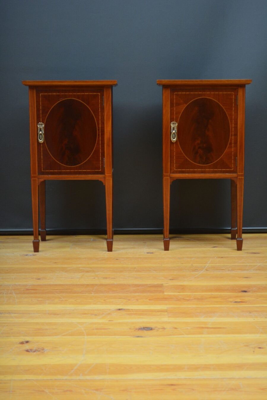 Edwardian Pair of Bedside Cabinets in Mahogany