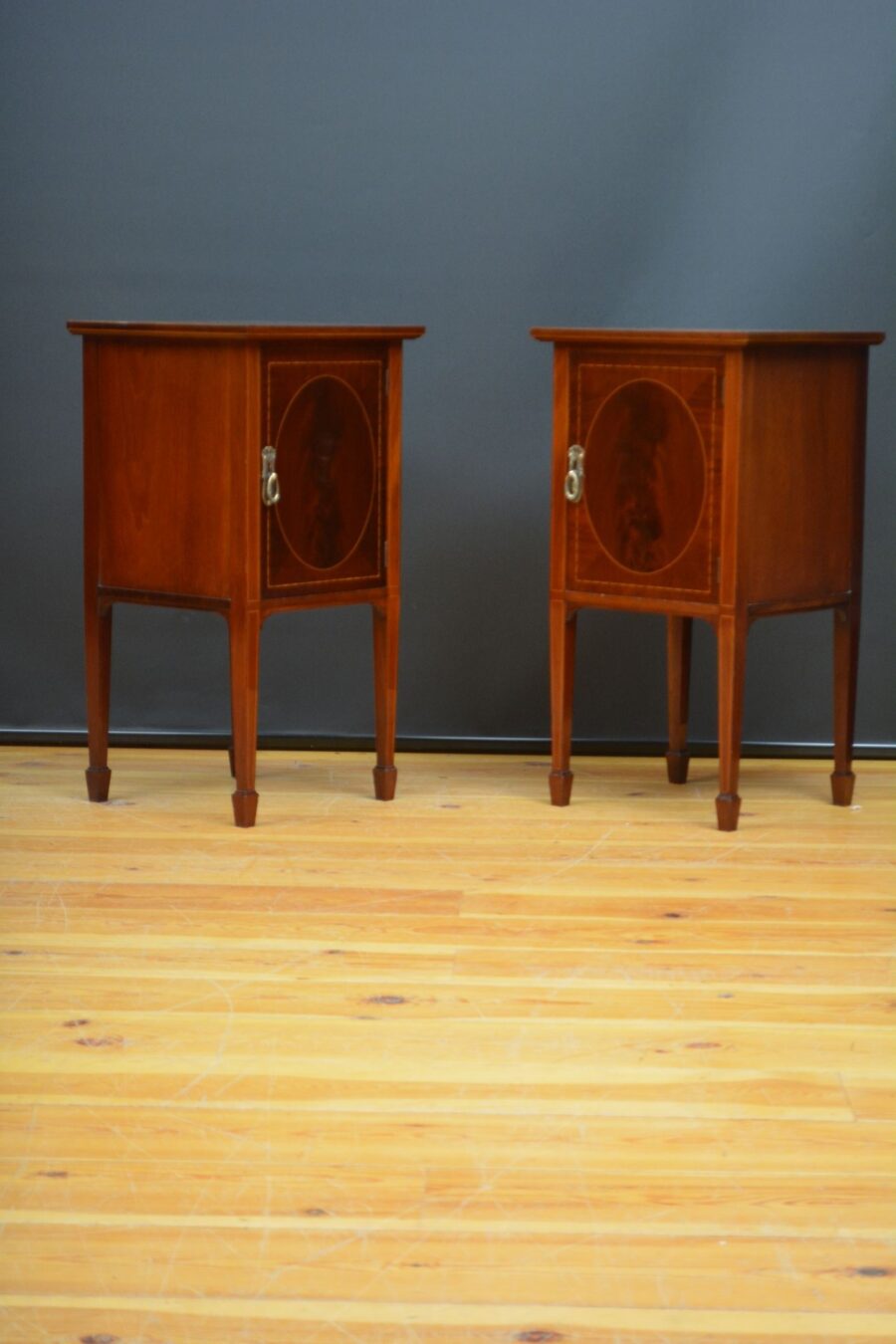 Edwardian Pair of Bedside Cabinets in Mahogany - Image 2