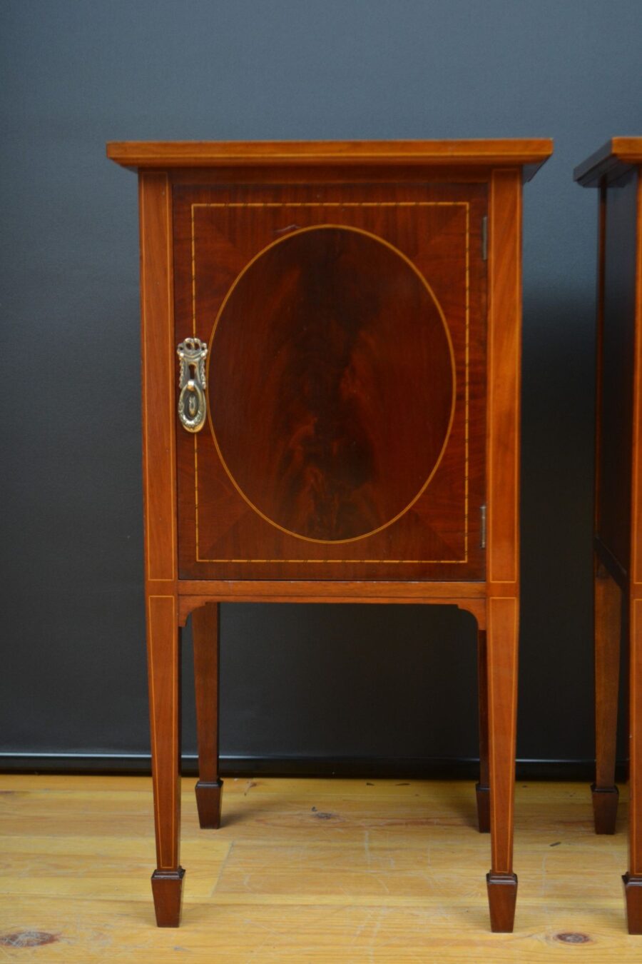 Edwardian Pair of Bedside Cabinets in Mahogany - Image 4