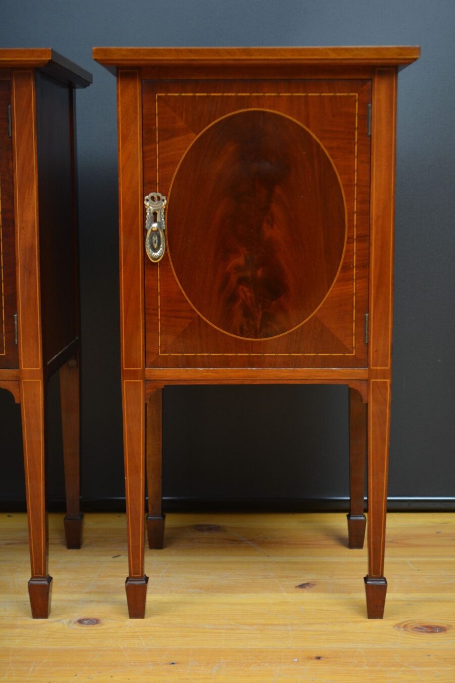 Edwardian Pair of Bedside Cabinets in Mahogany - Image 5