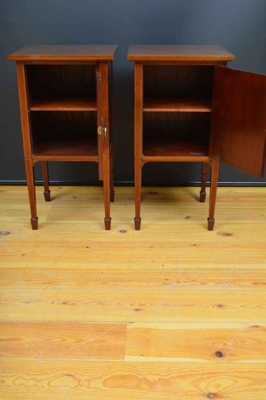 Edwardian Pair of Bedside Cabinets in Mahogany - Image 7