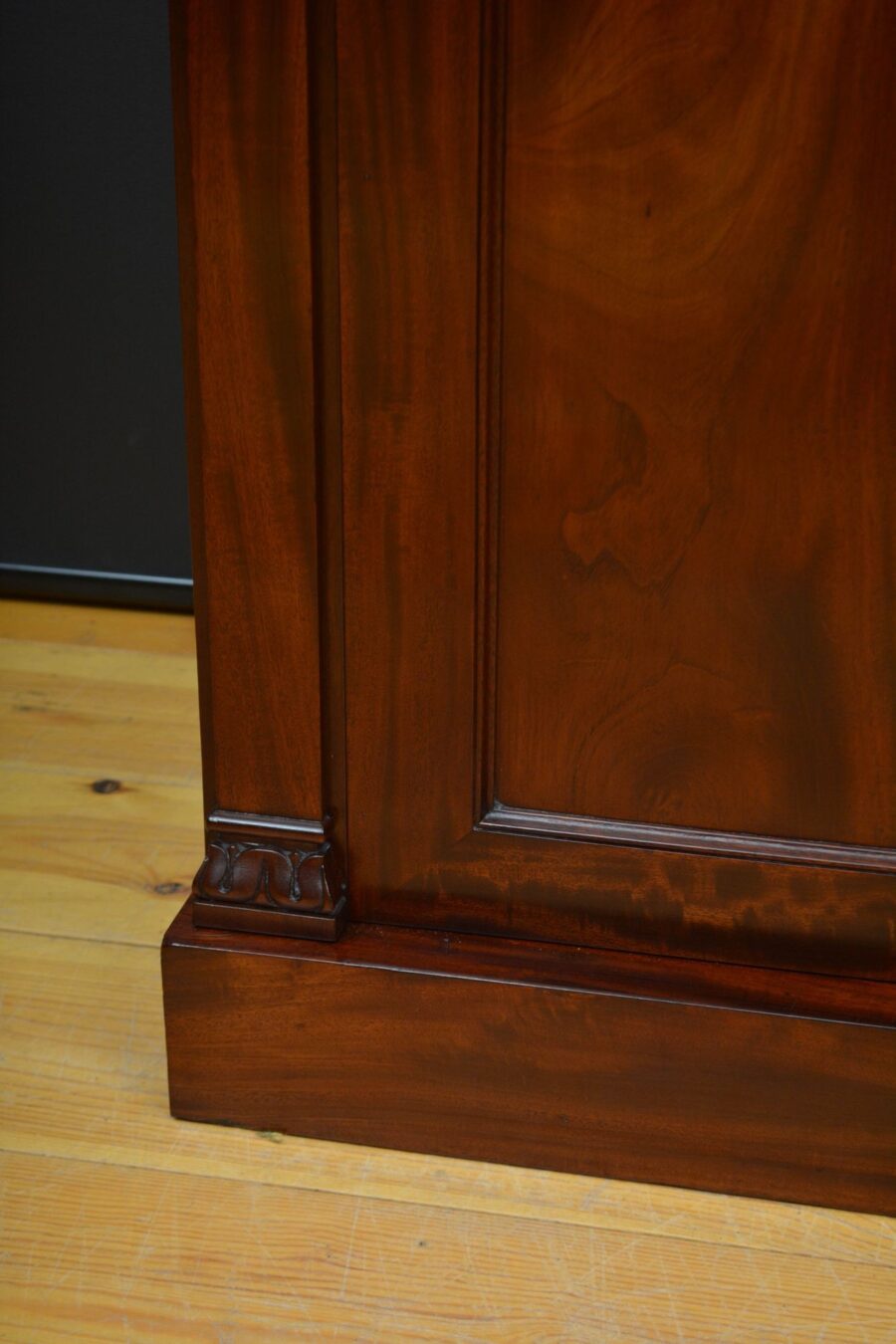 Finest Quality English William IV Two Door Chiffonier in Mahogany - Image 9