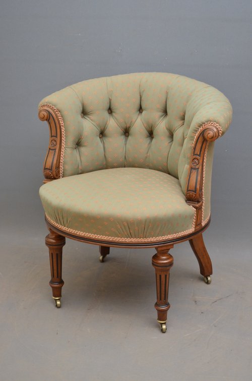 Fine Quality Victorian Walnut fotel